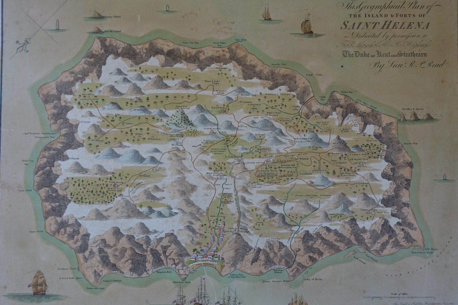 Handkolorierter geografischer Plan der Insel St. Helena mit Bergen, Höfen, Forts und Segelschiffen entlang der Küste. Longwood liegt auf dem Plateau im Westen.